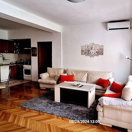 Pineapple Apartment Skopje Esterno foto