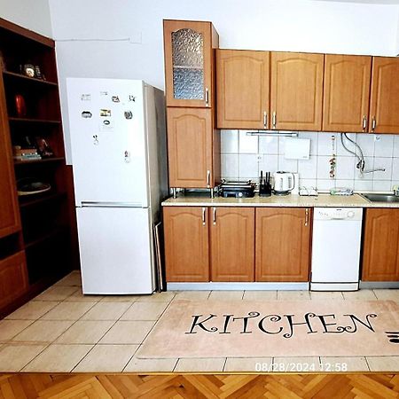 Pineapple Apartment Skopje Esterno foto