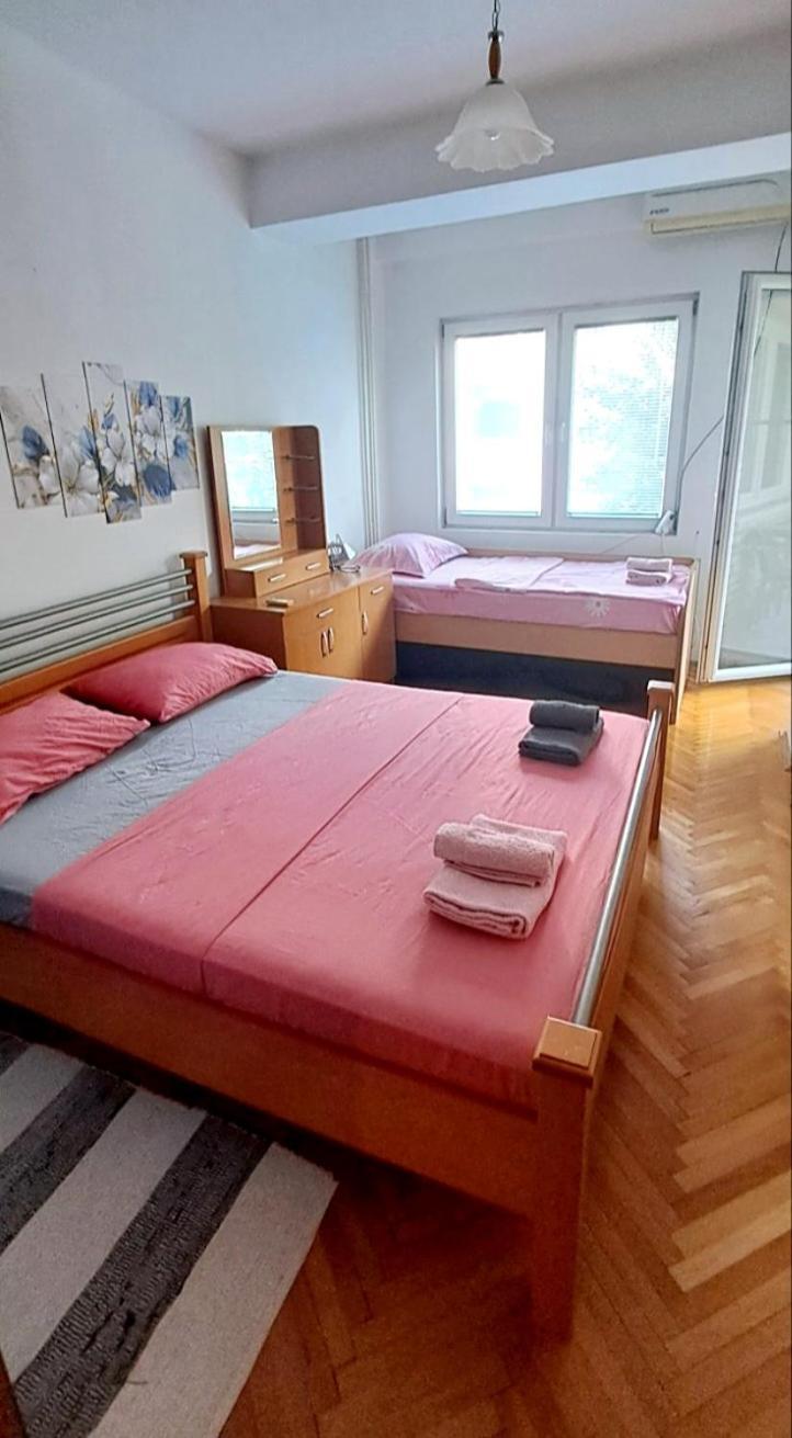 Pineapple Apartment Skopje Esterno foto